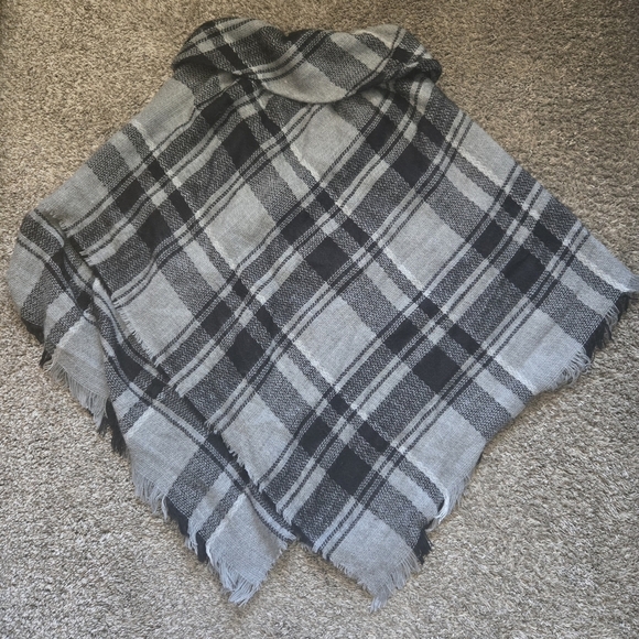 Black And Gray Plaid Cape with Toggle Closure NWOT One Size - Picture 5 of 6